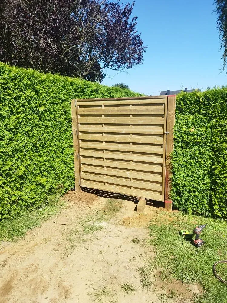 Installation d'éléments paysagers près de Vaux-Sur-Sûre